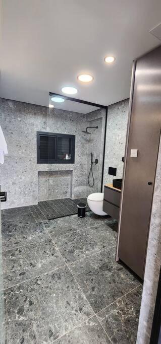 מבנים בים 75 Suites At Sea Haifa Exterior photo