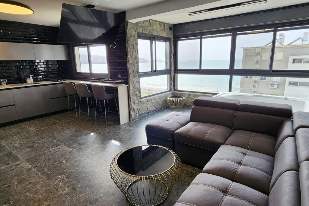 מבנים בים 75 Suites At Sea Haifa Exterior photo