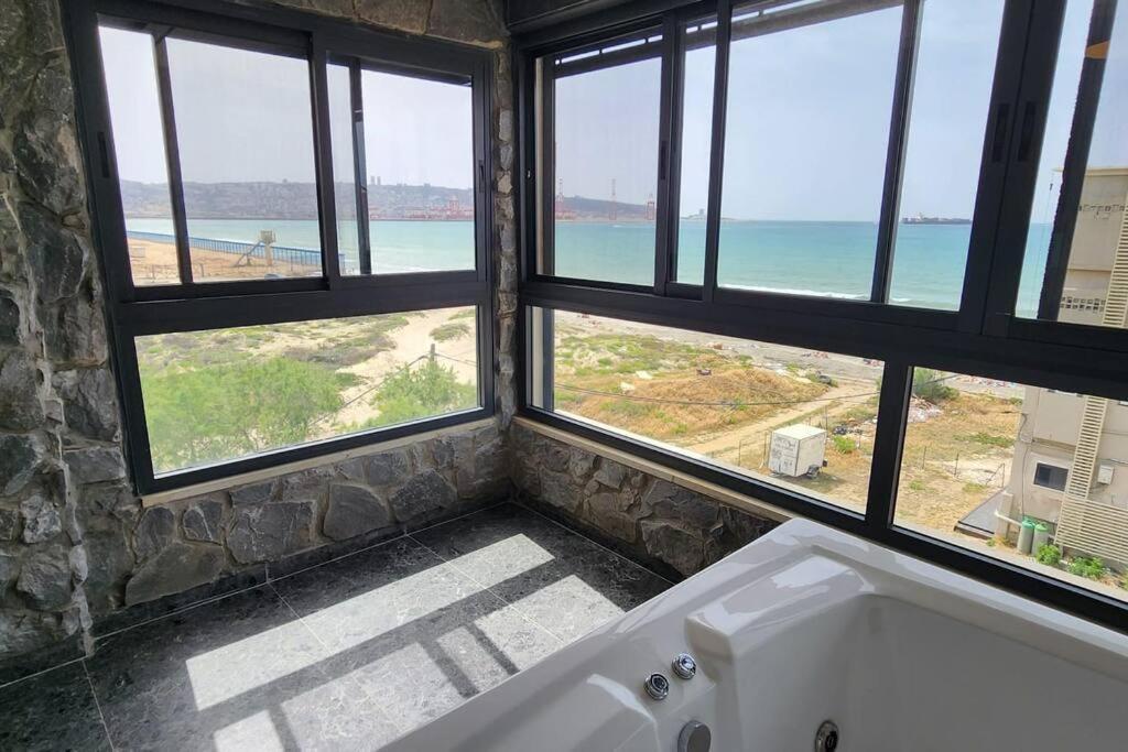 מבנים בים 75 Suites At Sea Haifa Exterior photo