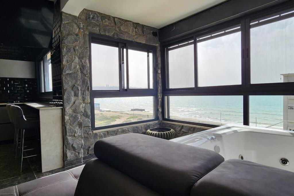 מבנים בים 75 Suites At Sea Haifa Exterior photo